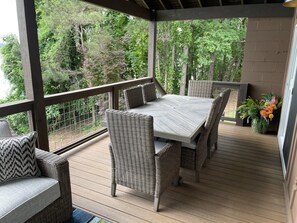 Covered porch w/access to yard and lake