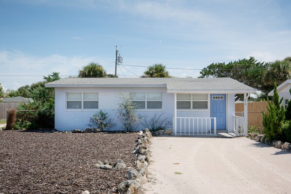 3 bedroom 2 bath Beach Side Escape Vacation Home New Smyrna Beach