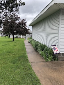 Ranch style, waterfront property!  Great for boat watchers. Freighters galore!