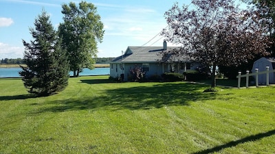 Ranch style, waterfront property!  Great for boat watchers. Freighters galore!