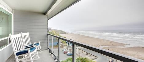 This property features shielded decks for comfortable ocean viewing and whale watching in comfort.