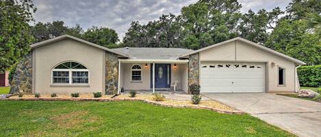 Dunnellon Vacation Rental | 3BR | 2BA | 2,085 Sq Ft | Step-Free Access