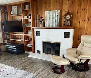 Living room with fireplace. - Living room with fireplace.