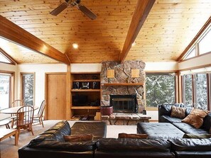 StayWinterPark_61Jabberwocky_Living Area