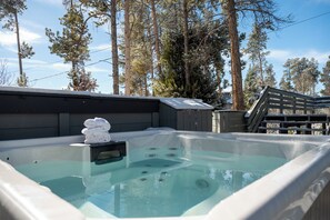 Bañera de hidromasaje al aire libre