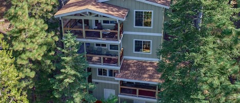 Cedar Star at Yosemite - Tri-level home with street level parking and entry