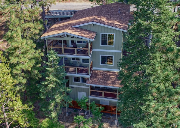 Cedar Star at Yosemite - Tri-level home with street level parking and entry