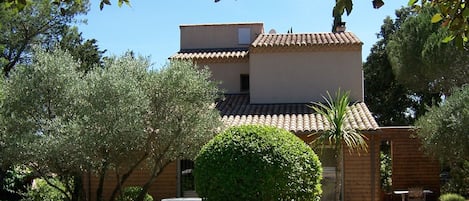 Appartement face à la piscine  réservée au gîte et entourée du jardin 