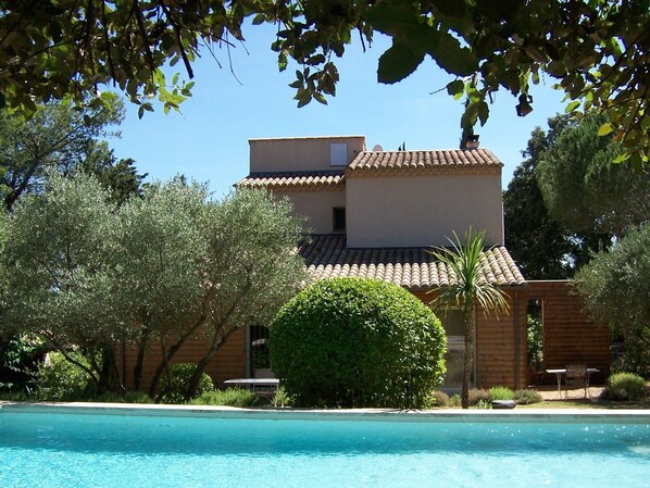 Appartement face à la piscine  réservée au gîte et entourée du jardin 