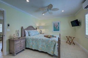 Queen bed, closet and a flatscreen TV for you to enjoy before sleepytime.