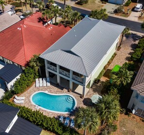 Aerial view of the beautiful home and its amenities.