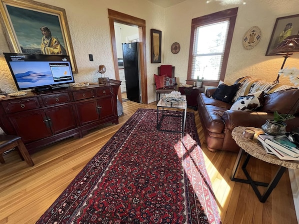 Living Room with cable & wifi