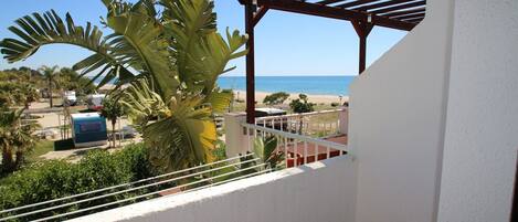 Holiday house with swimming pool in Miami Platja on the beachfront