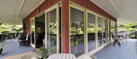 1000 ft wrap-around Lanai with 360 Views of Volcano's Tropical Lush Rain Forest!