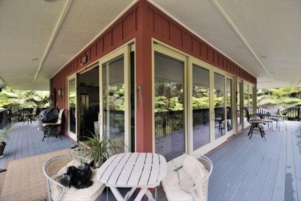 1000 ft wrap-around Lanai with 360 Views of Volcano's Tropical Lush Rain Forest!