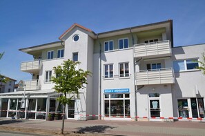 Haus von der Straßenseite aus gesehen