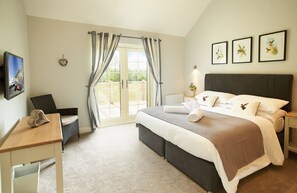 Endymion Lodge, Colne Valley: Master bedroom with 6' bed and en-suite bathroom with separate shower