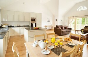 Endymion Lodge, Colne Valley: Open plan kitchen/dining/sitting area