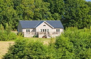 Endymion Lodge, Colne Valley: Located in idyllic countryside on the Wakes Hall Estate