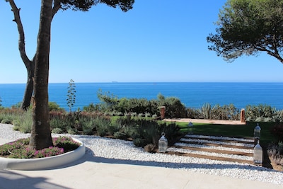 Luxuriöse Villa mit 5 Schlafzimmern, großem schattigem Garten, 12 m Pool und Panoramablick auf das Meer