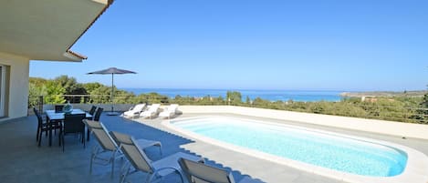 Piscine et vue mer