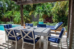 Island Time pergola dining table & chairs