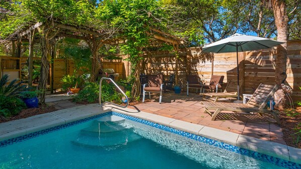 Petit Bonheur Backyard and Private Pool