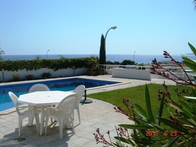 más directa. Vistas al mar, piscina privada, 200 m z. Playa, 4 dormitorios, 4 DB para 8 personas.