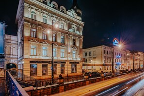 Fachada do alojamento (tarde/noite)