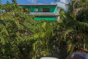 Vista frontal de la propiedad