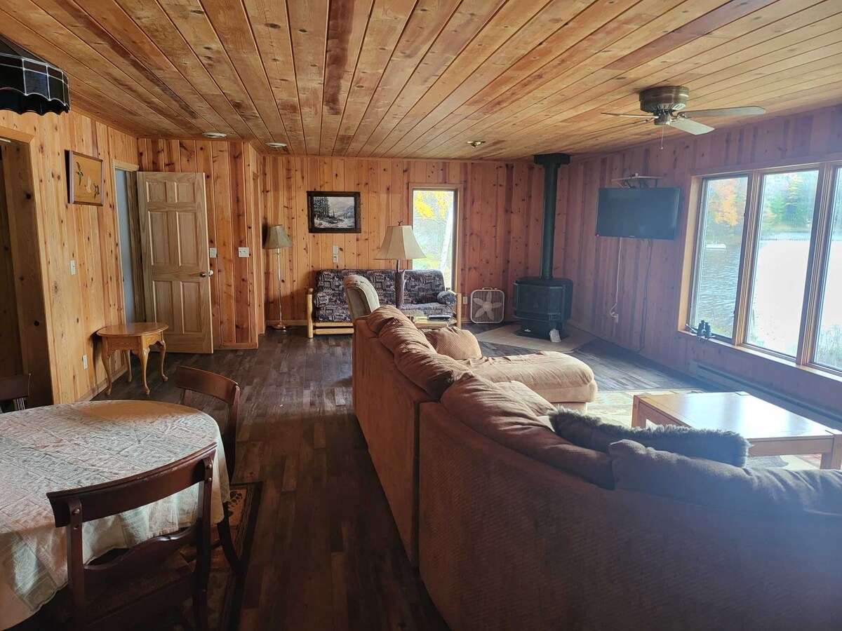 TURTLE COVE-Lakefront cottage. Pictured Rocks 30 min away