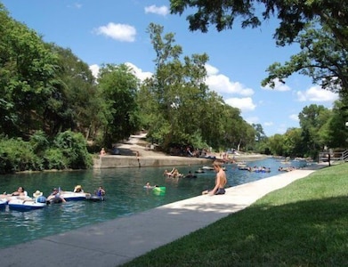 Save $ - 1 br riverfront condo 3 min from Schlitterbahn Sleeps 4 adults & 2 chil