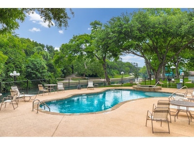 Save $ - 1 br riverfront condo 3 min from Schlitterbahn Sleeps 4 adults & 2 chil