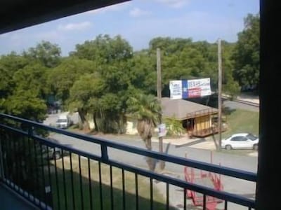 Save $ - 1 br riverfront condo 3 min from Schlitterbahn Sleeps 4 adults & 2 chil