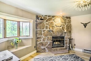 Living Room | Sleeper Sofa | TV w/ Cable | Free WiFi
