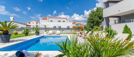 Pool area and garden 