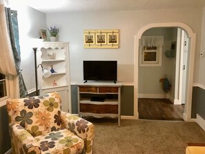 Country living room with flatscreen TV, Blu-ray/DVD player.