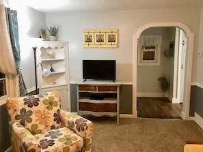 Country living room with flatscreen TV, Blu-ray/DVD player.