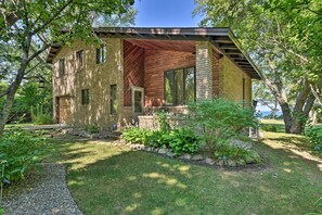 Exterior | Parking | Driveway (4 Vehicles) | Garage (1 Vehicle)