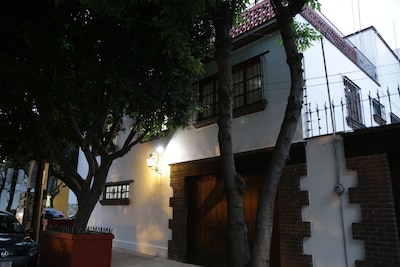 Magnífica casa de estilo colonial en el corazón de Coyoacán.