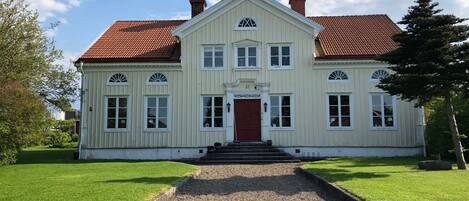 The main building on Wetterholm's mansion built in 1832. A robust wood house. 