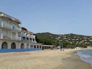 LE BÂTIMENT SUR LA PLAGE