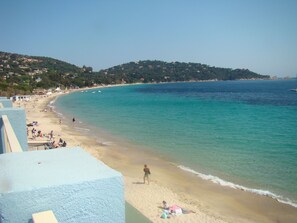 VUE DEPUIS VOTRE TERRASSE SUR LA PLAGE ET LA MER