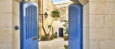 The entrance courtyard to Casa Mezzodi'