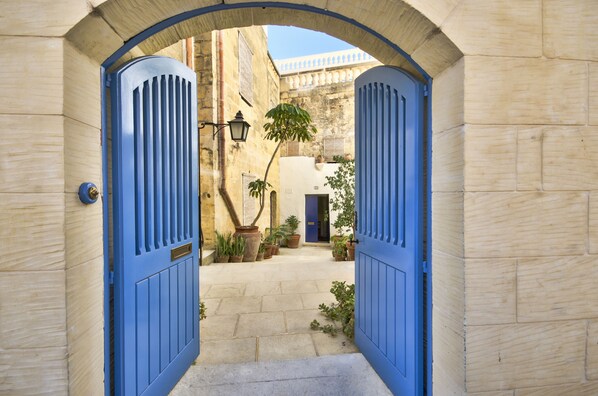 The entrance courtyard to Casa Mezzodi'