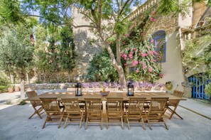 Al fresco dining area to seat 14 guests comfortably