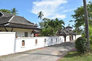 Approach to Villa 2