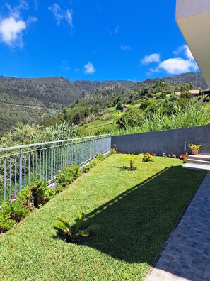 Garden area with
mountain views.
