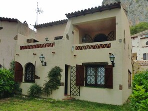 Vista de la casa desde el jardín