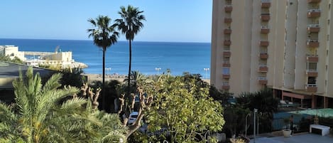 Maravillosas vistas desde la terraza, y también al jardín con piscinas